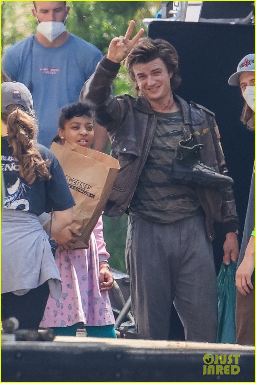 cast of stranger things goes to war 01