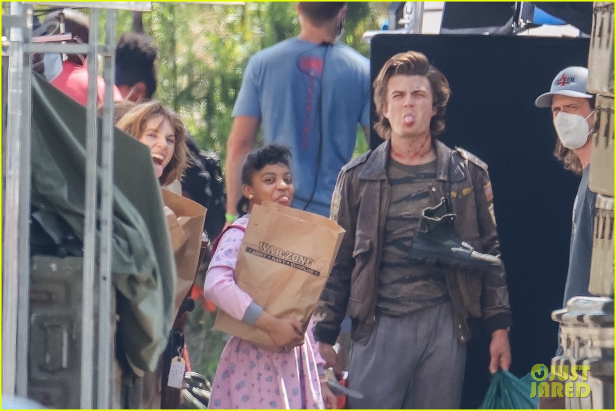 cast of stranger things goes to war 05