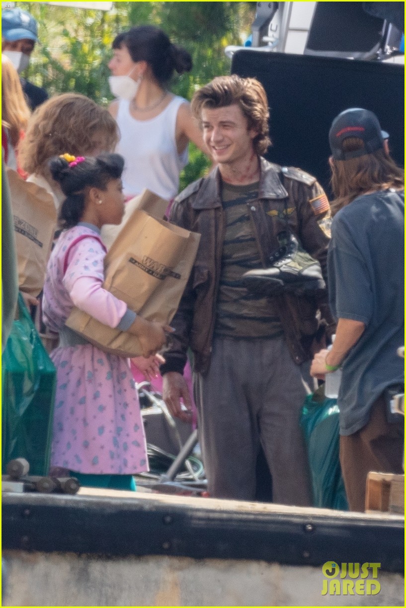 cast of stranger things goes to war 11
