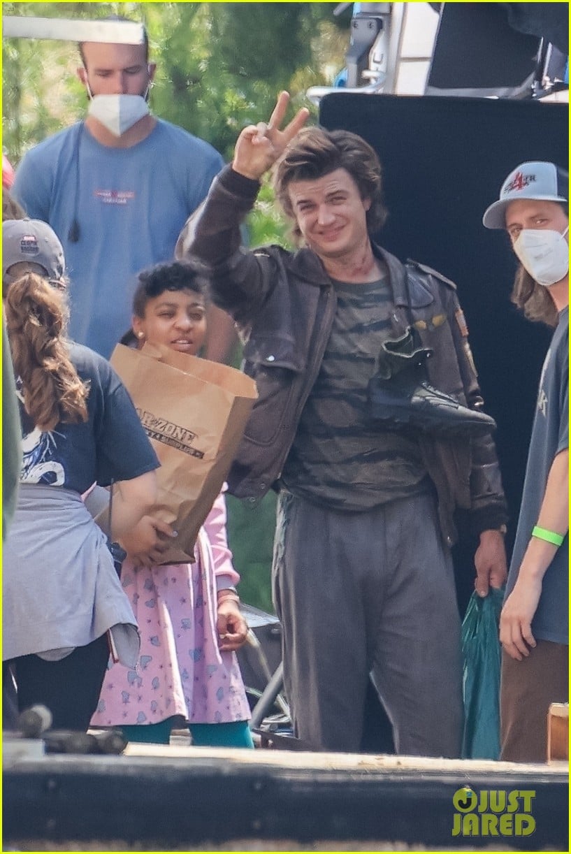 cast of stranger things goes to war 13