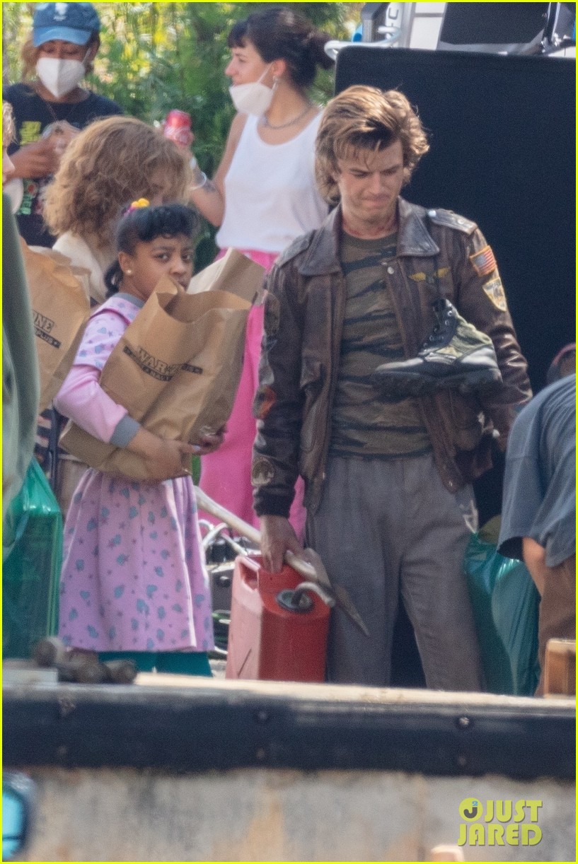 cast of stranger things goes to war 26