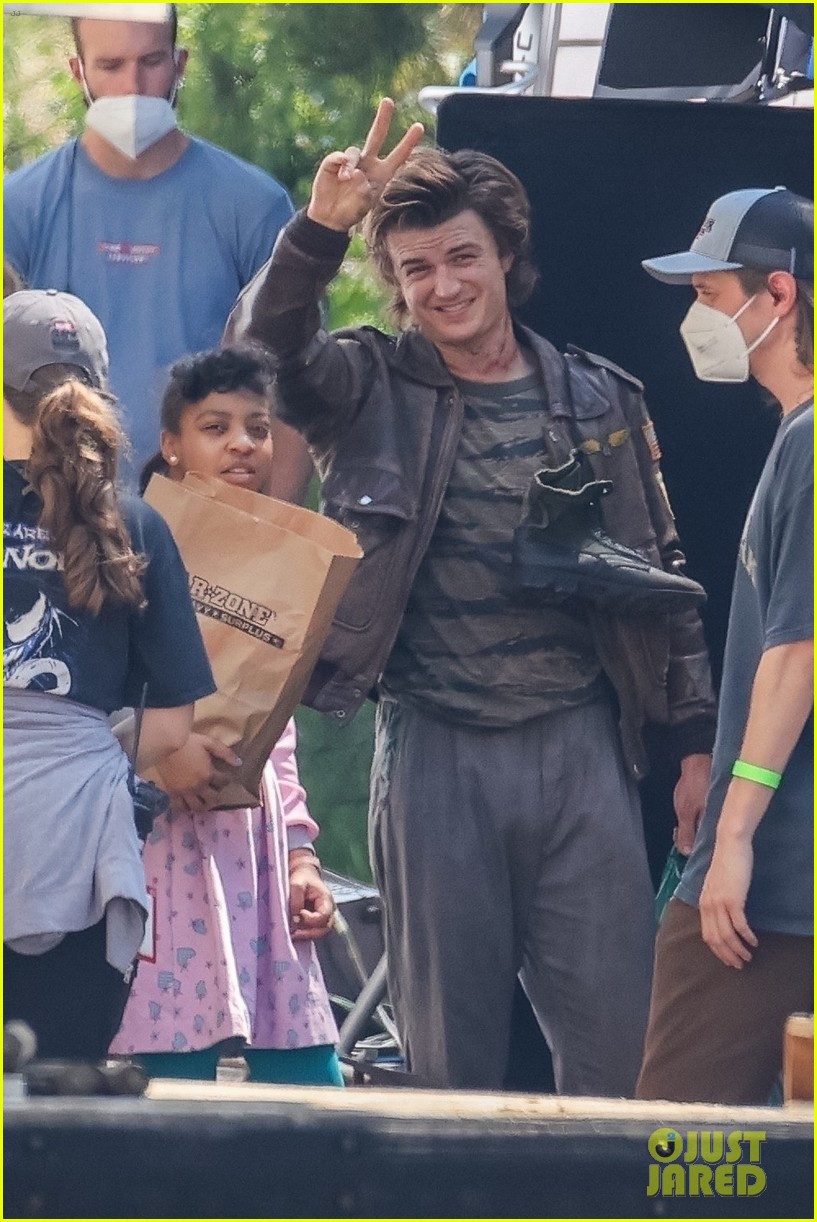 cast of stranger things goes to war 47