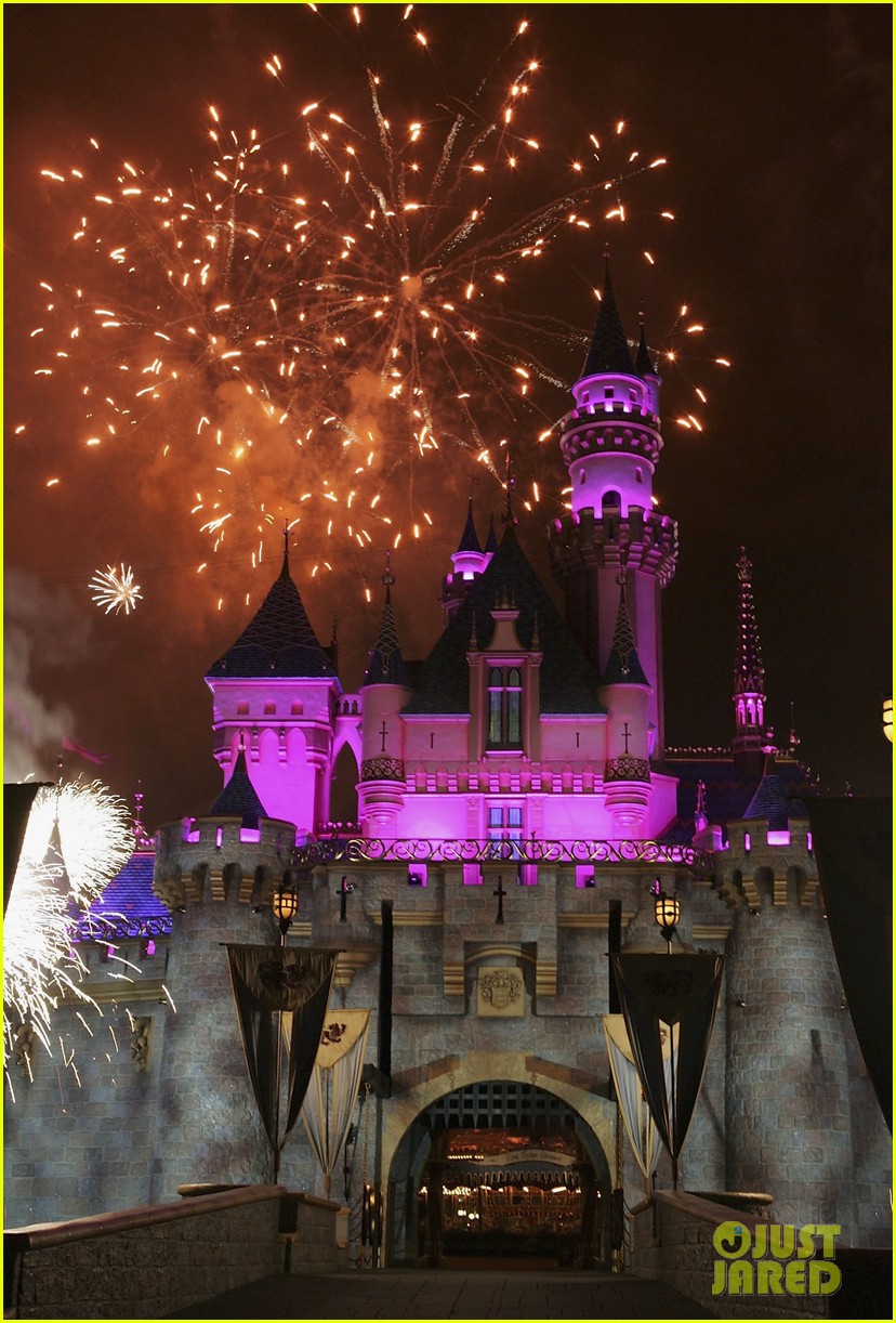 Disney Parks Announces The Return Of Fireworks Shows At Disneyland ...