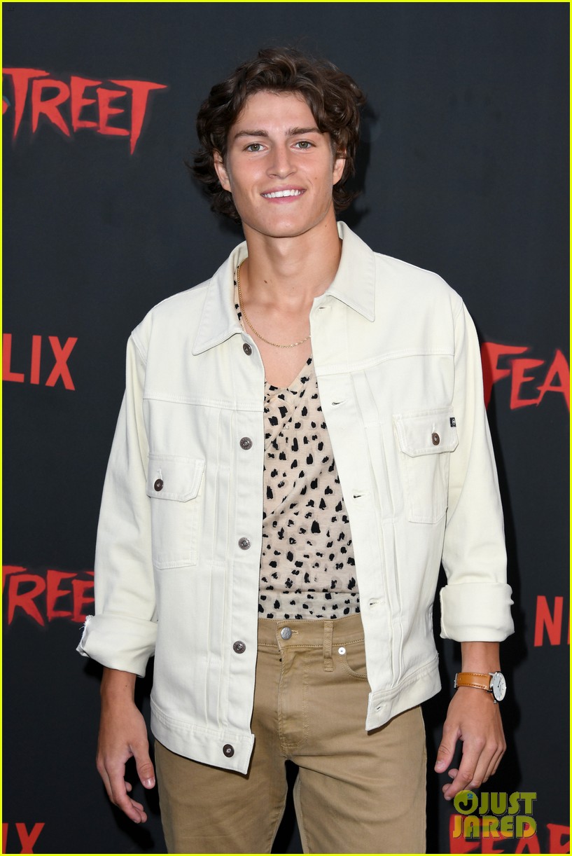 Full Sized Photo of sadie sink kiana madeira olivia scott welch