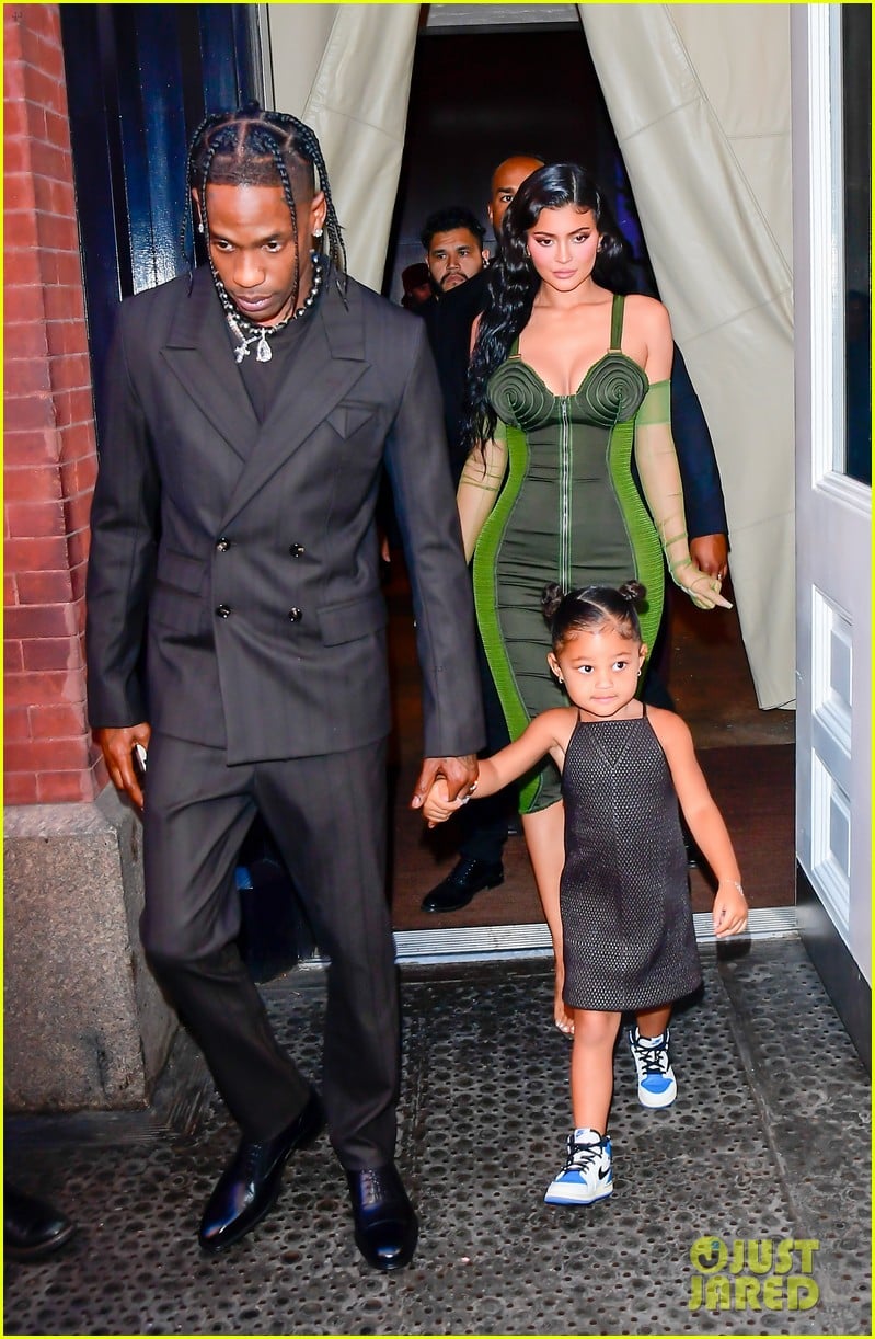 kylie jenner travis scott red carpet with stormi 01