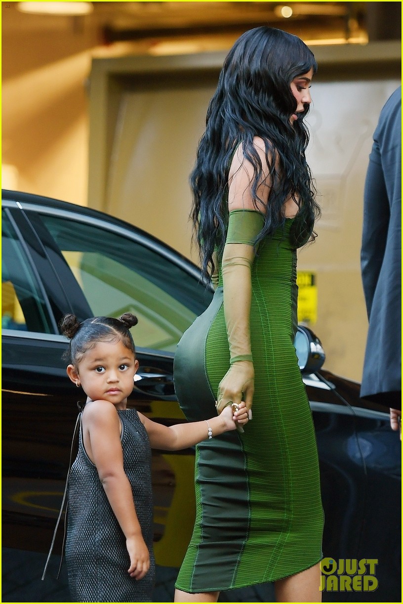 kylie jenner travis scott red carpet with stormi 07