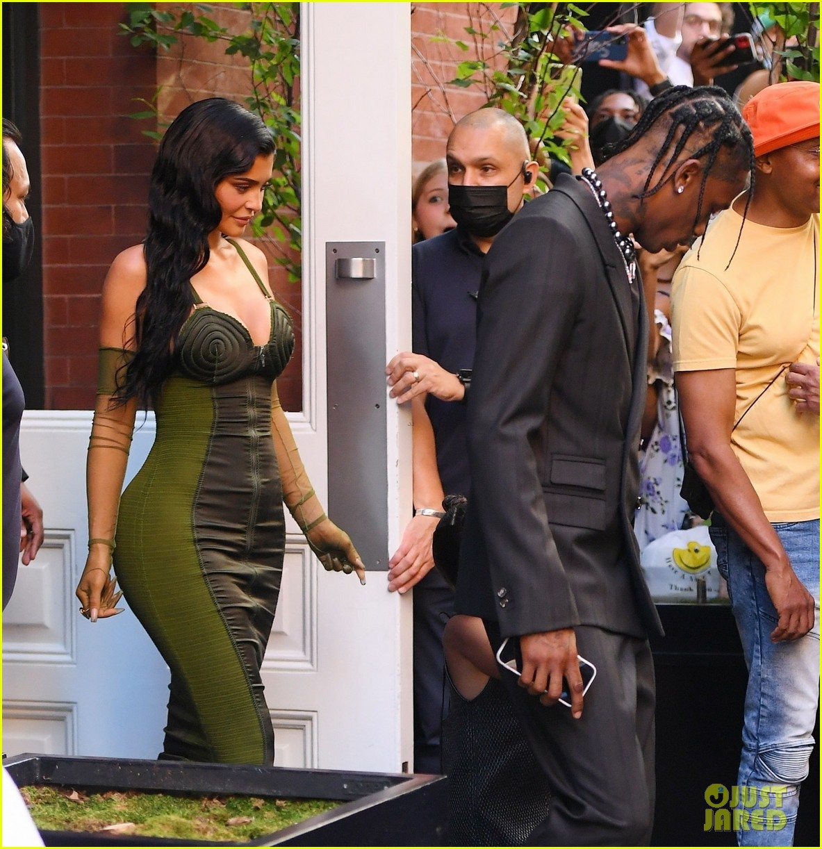 kylie jenner travis scott red carpet with stormi 08