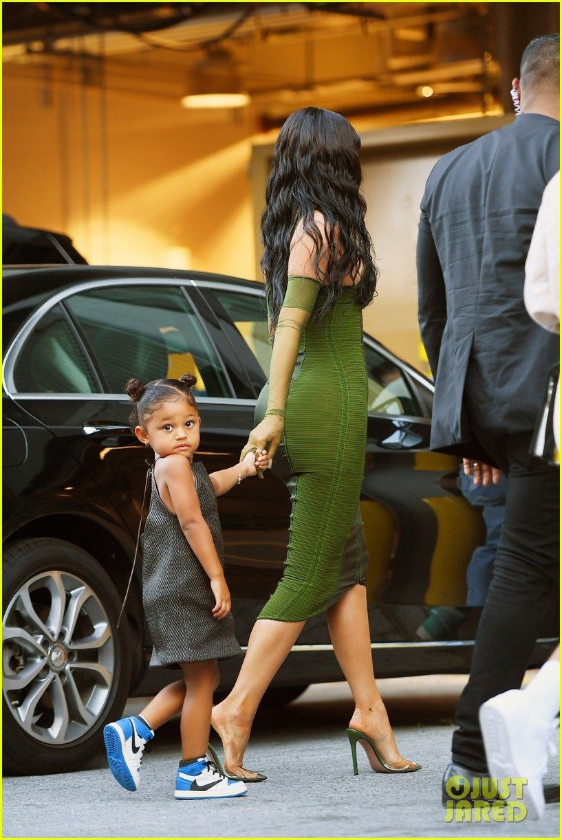 kylie jenner travis scott red carpet with stormi 13