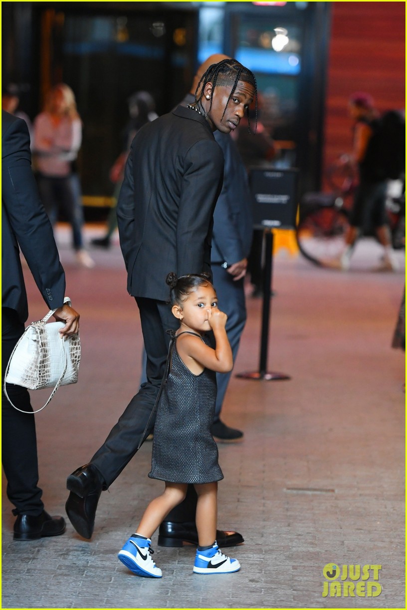 kylie jenner travis scott red carpet with stormi 14