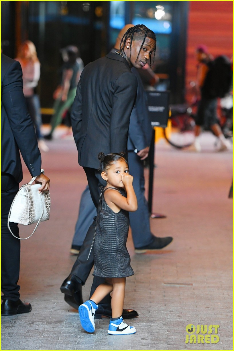 kylie jenner travis scott red carpet with stormi 15