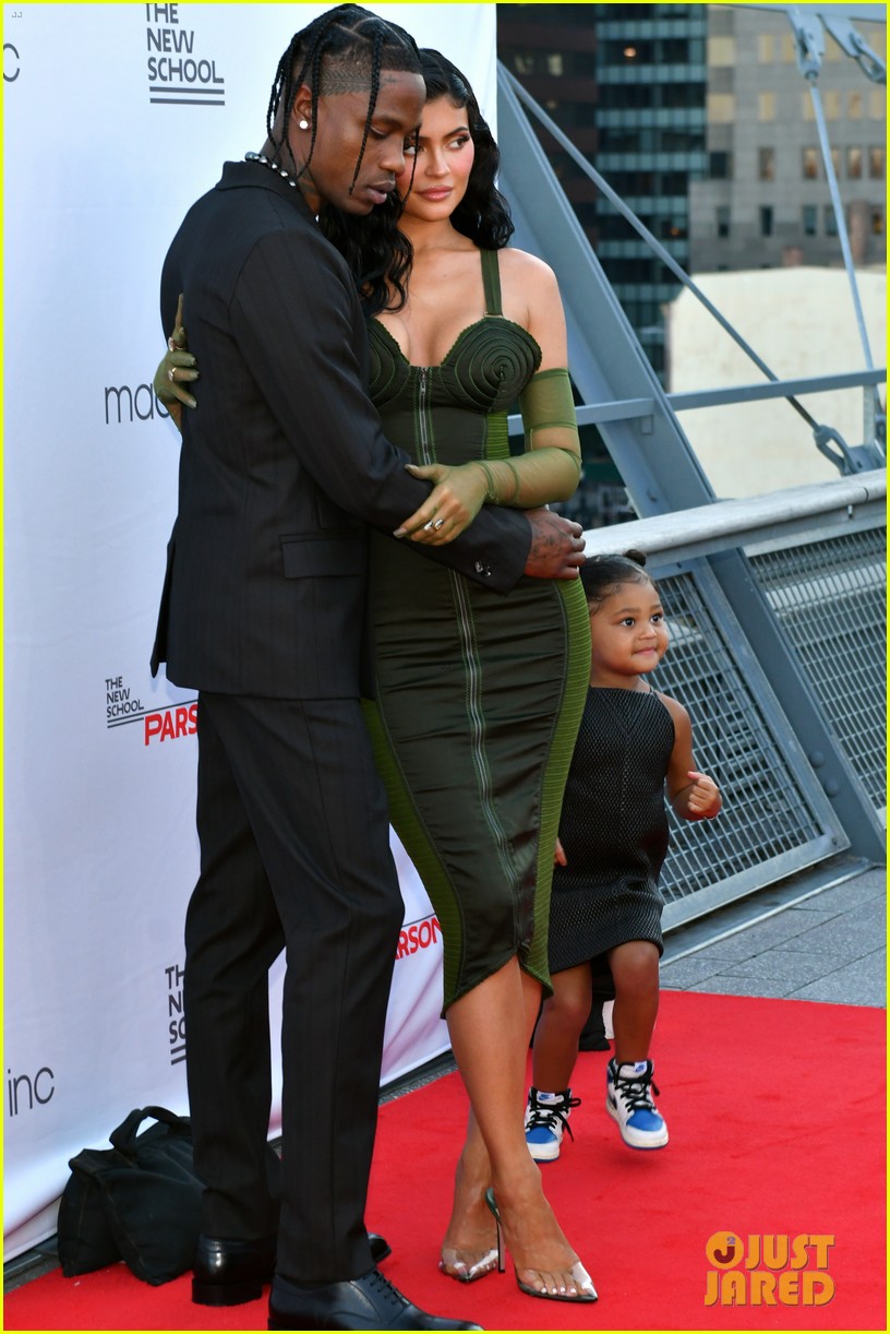 kylie jenner travis scott red carpet with stormi 25