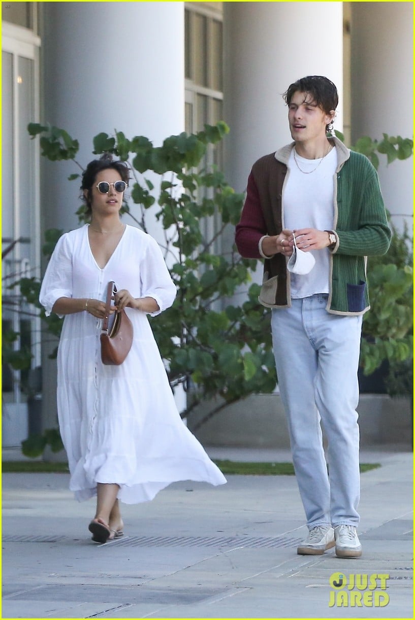 camila cabello shawn mendes pick up dinner to go weho 04
