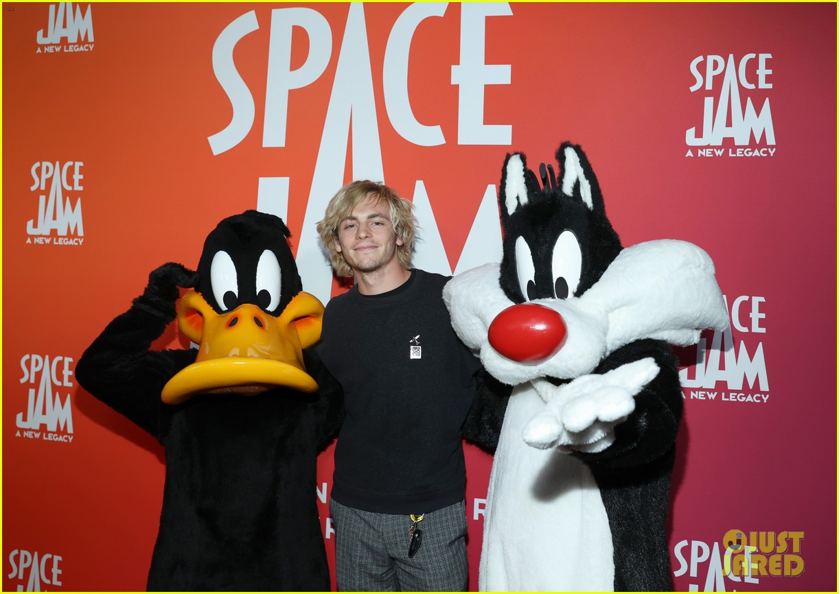 olivia rodrigo ross lynch more attend space jam event at six flags 09