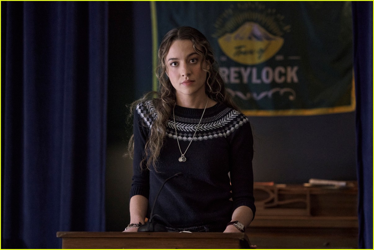 stella baker stars in new cw series the republic of sarah 09