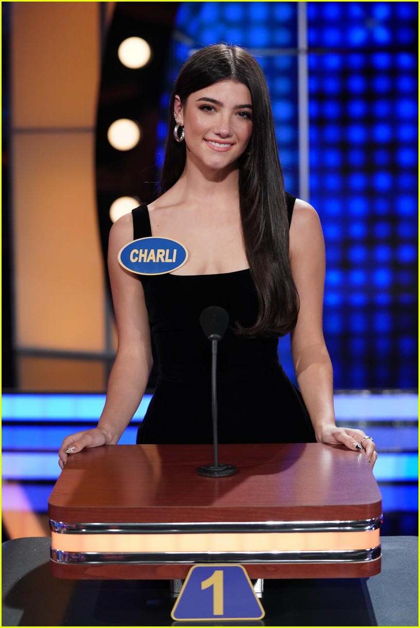 jojo siwa charli damelio face off on celebrity family feud 04