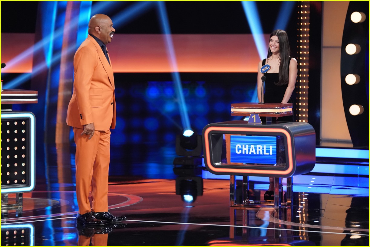 Celebrity Family Feud Charli D'amelio Full Episode JoJo Siwa & Charli D'Amelio Face Off On 'Celebrity Family Feud' - Watch