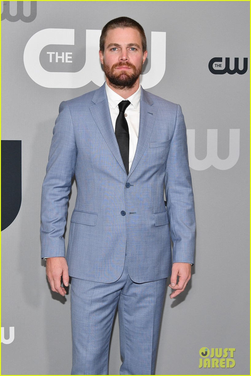 stephen amell addresses reports he was forcibly removed from flight 02