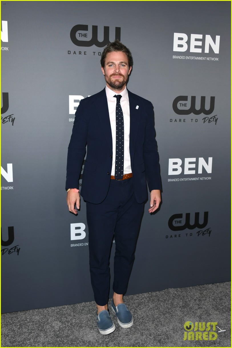 stephen amell addresses reports he was forcibly removed from flight 04