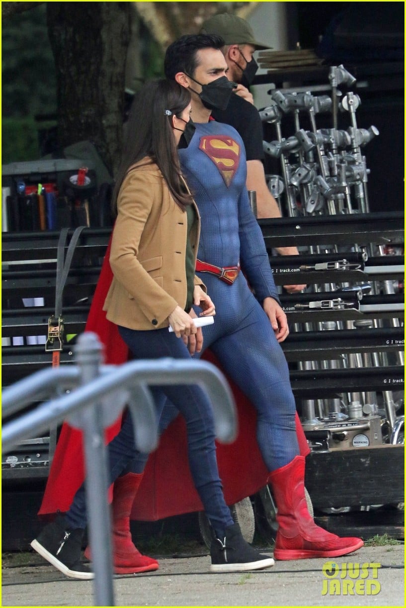 tyler hoechlin bitsie tulloch all smiles on set of superman lois finale 01