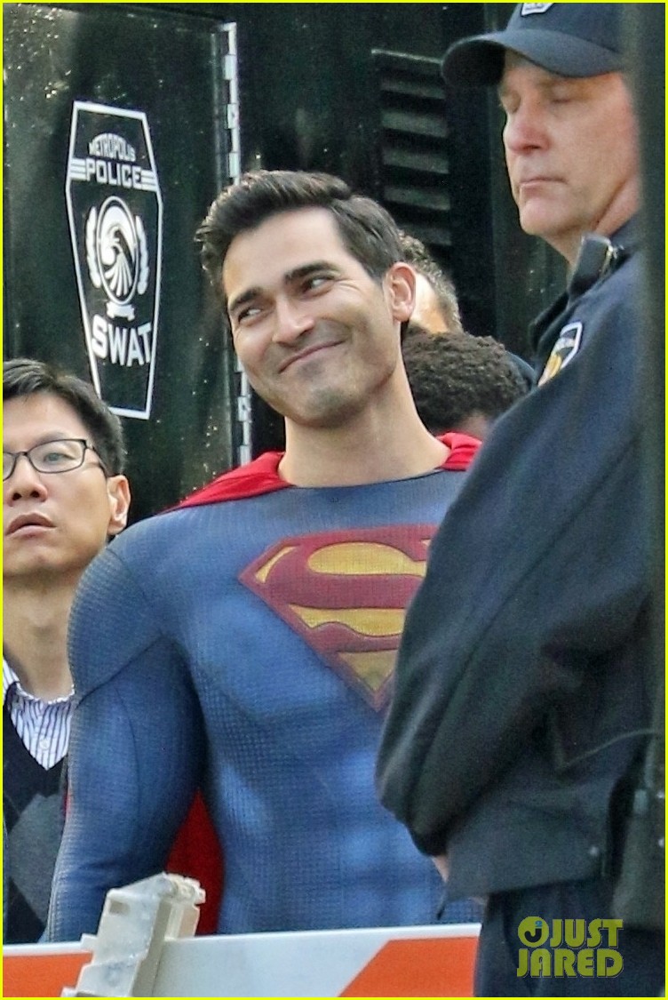 tyler hoechlin bitsie tulloch all smiles on set of superman lois finale 03