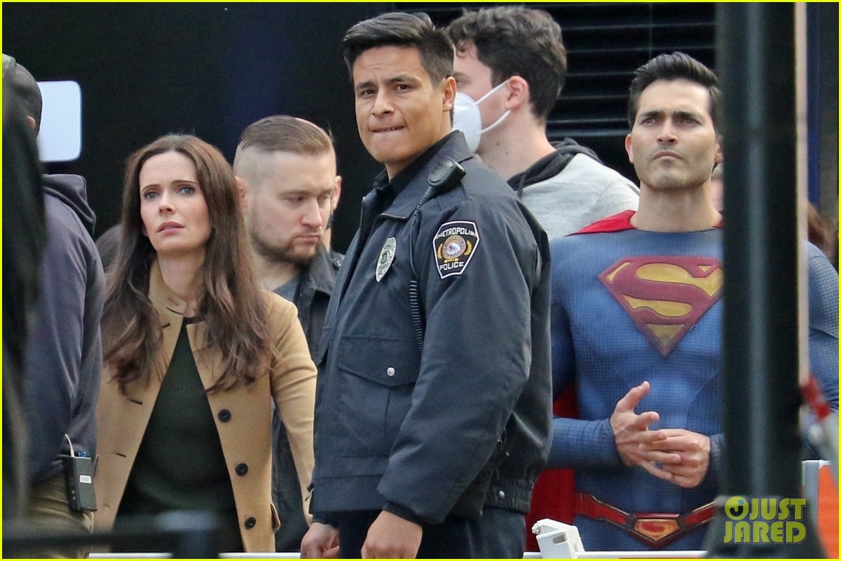 tyler hoechlin bitsie tulloch all smiles on set of superman lois finale 04