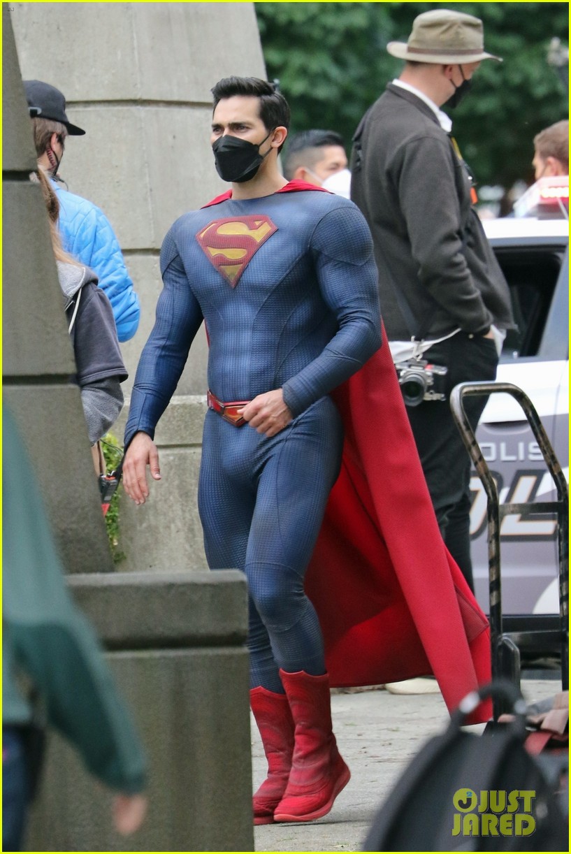 tyler hoechlin bitsie tulloch all smiles on set of superman lois finale 05