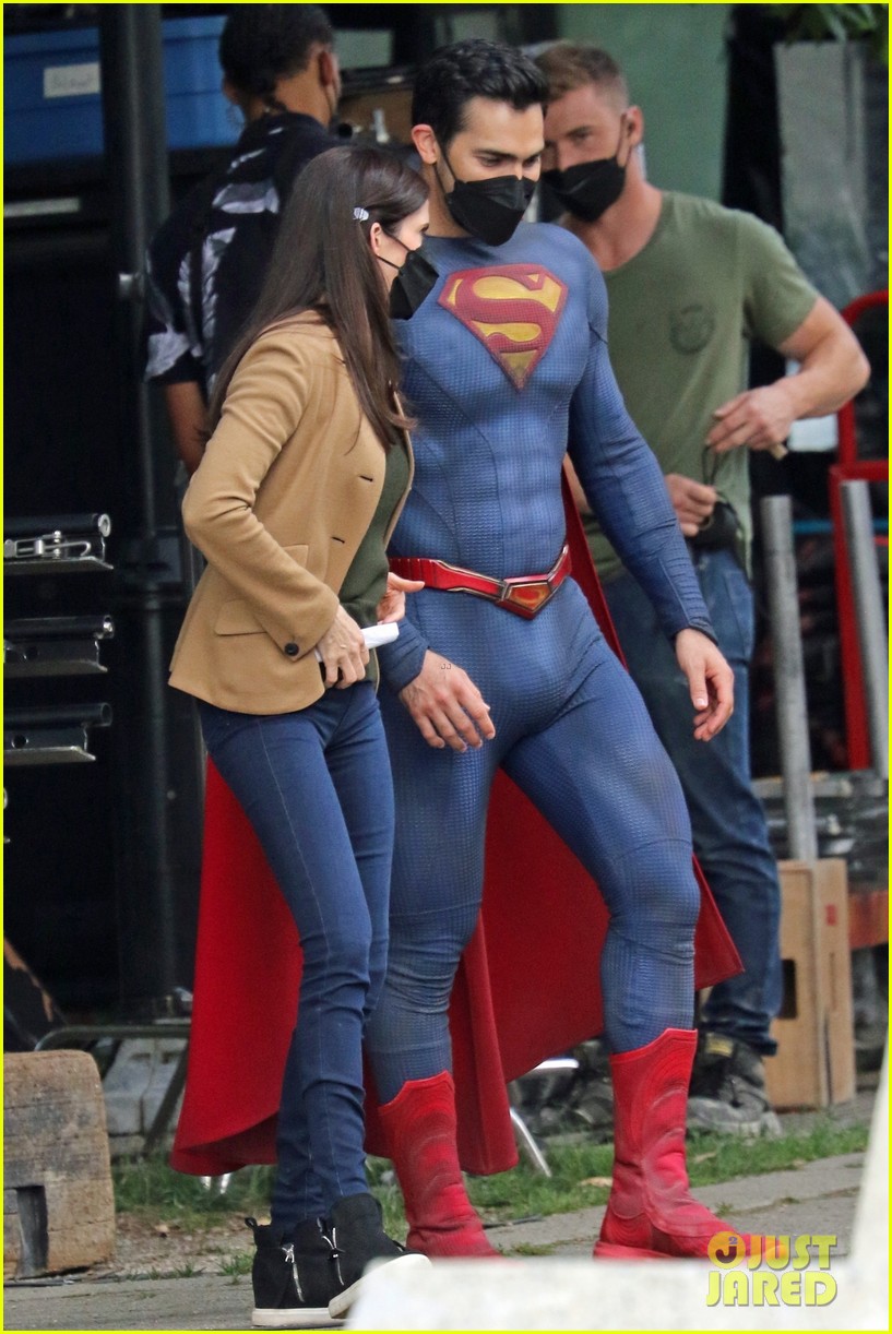 tyler hoechlin bitsie tulloch all smiles on set of superman lois finale 10