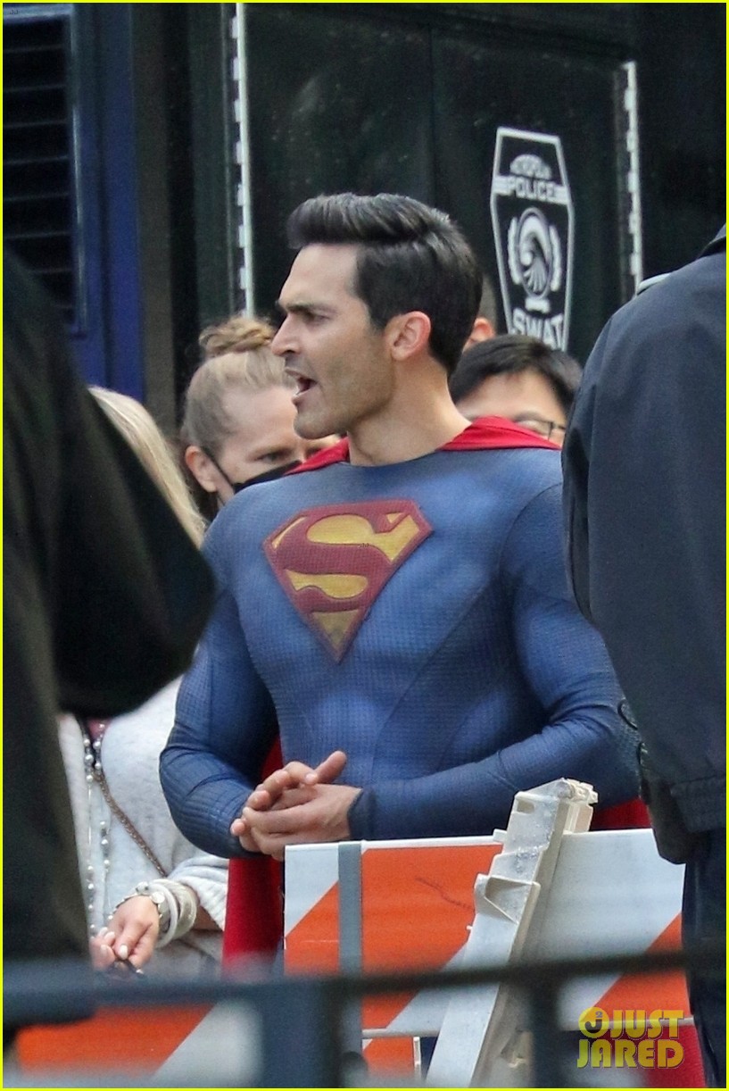 tyler hoechlin bitsie tulloch all smiles on set of superman lois finale 16