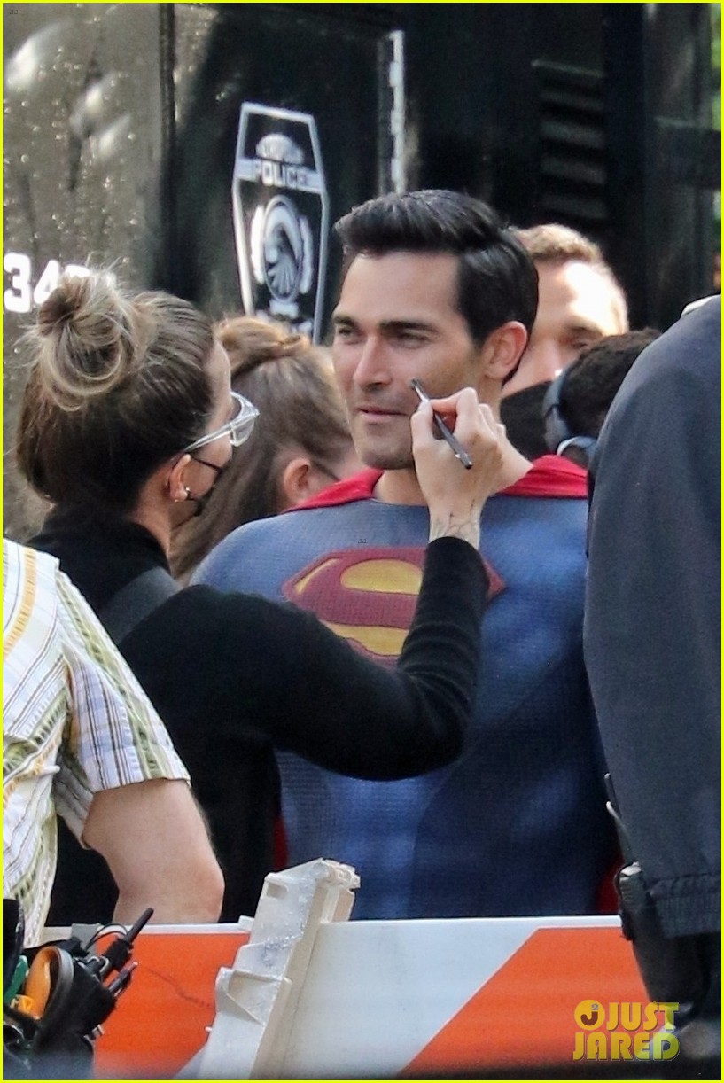tyler hoechlin bitsie tulloch all smiles on set of superman lois finale 22