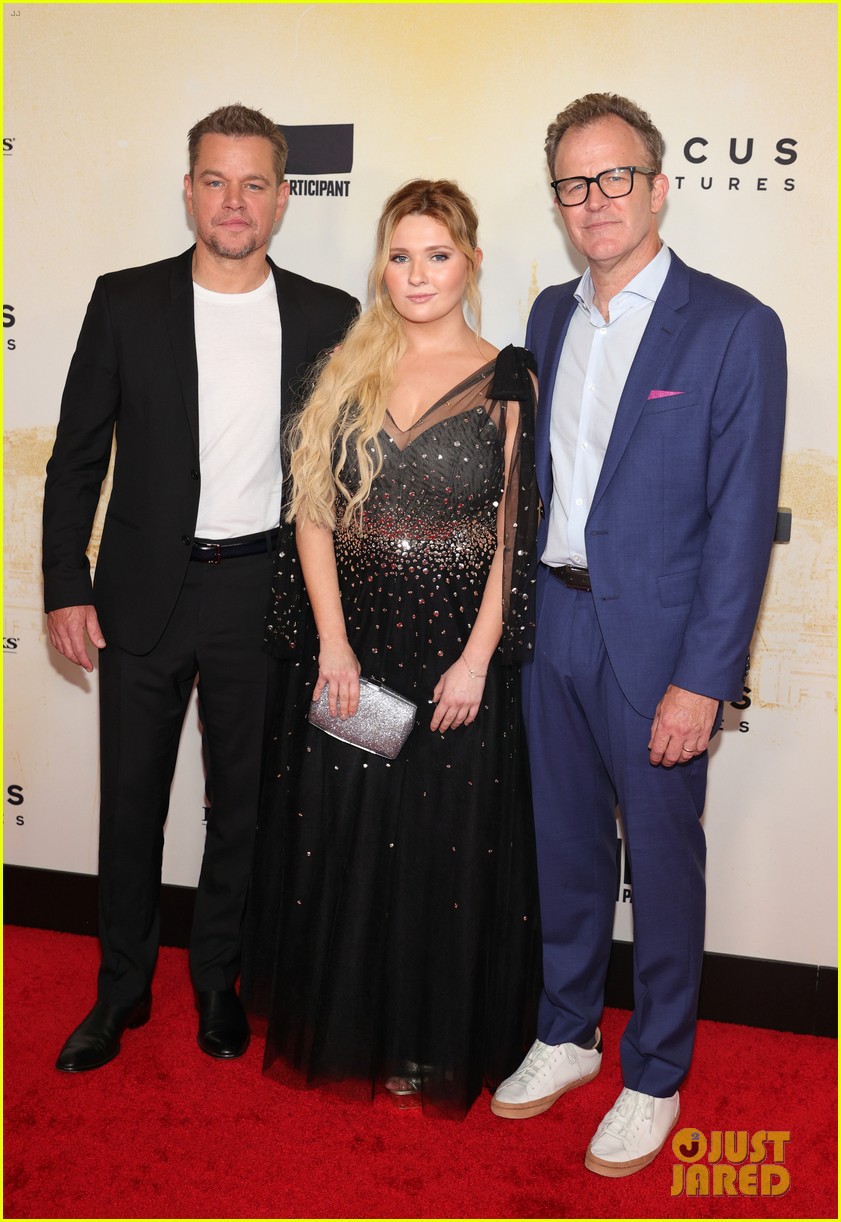abigail breslin poses with movie dad matt damon at stillwater premeire 06