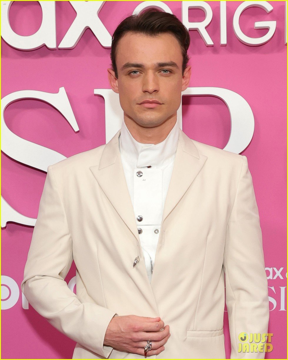 thomas doherty eli brown twin in white suits at gossip girl premiere 08