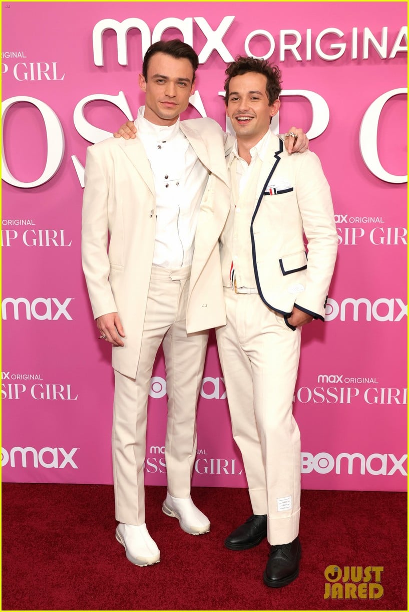 thomas doherty eli brown twin in white suits at gossip girl premiere 12