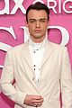 thomas doherty eli brown twin in white suits at gossip girl premiere 08