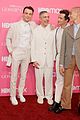 thomas doherty eli brown twin in white suits at gossip girl premiere 09