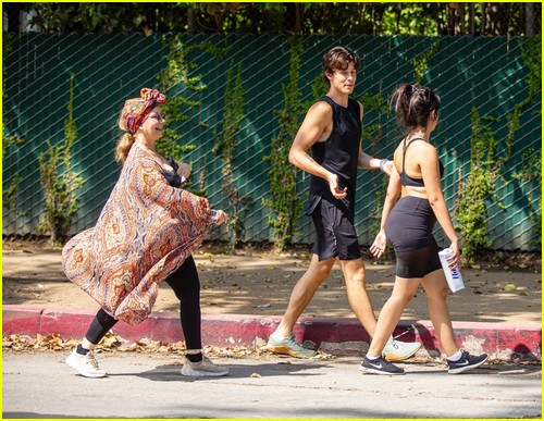 shawn mendes camila cabello look so in love on a stroll in la 32