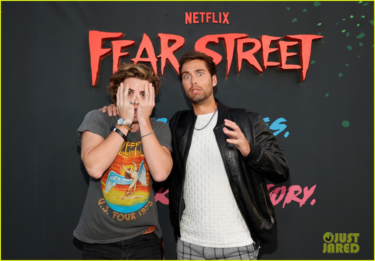 chase stokes austin north have movie date at fear street part 3 premiere 06