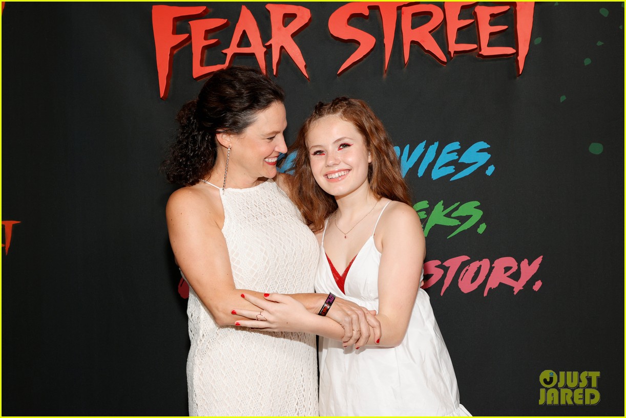 chase stokes austin north have movie date at fear street part 3 premiere 07