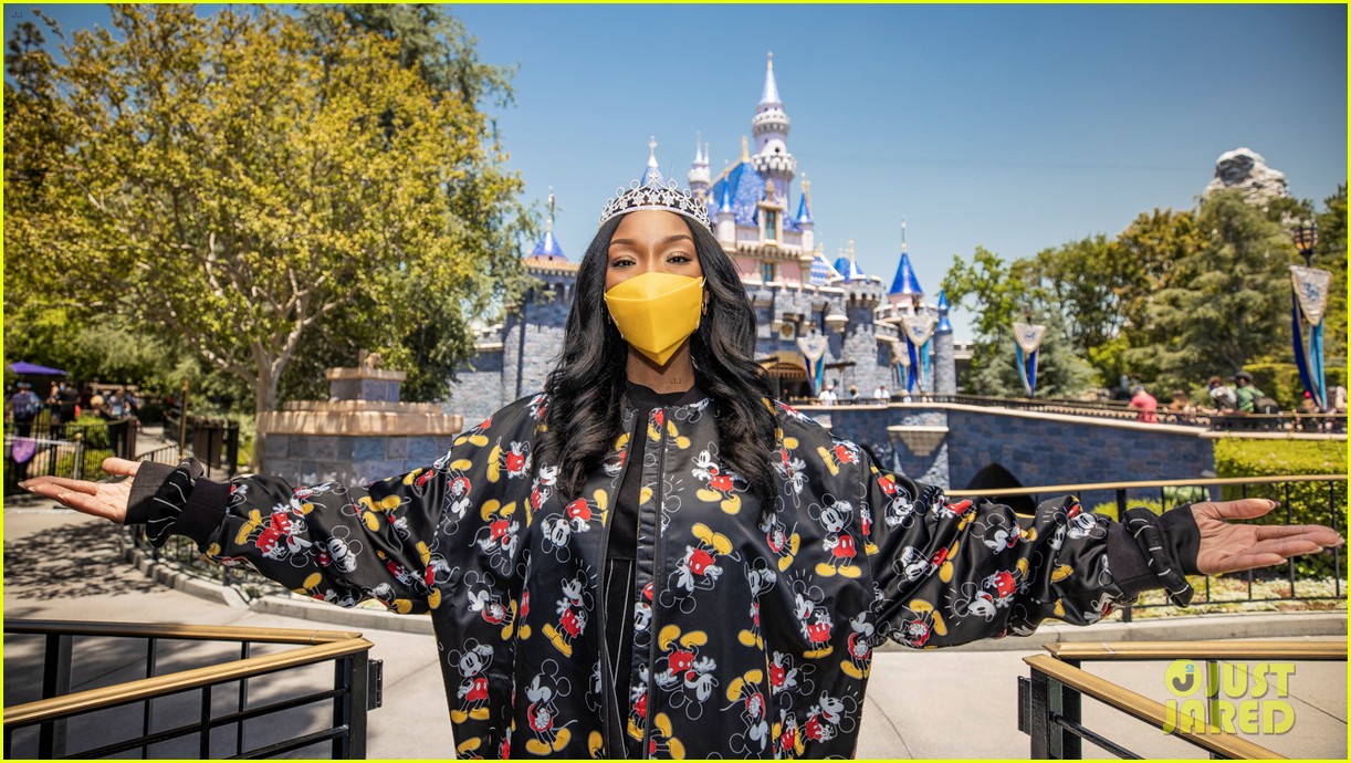 Disneyland & Walt Disney World To Require Masks Indoors Again As COVID