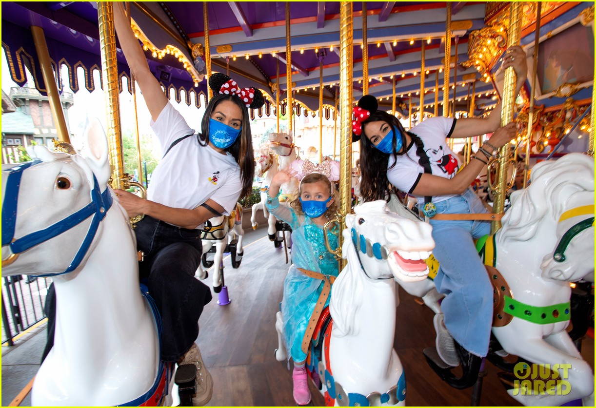 Disneyland & Walt Disney World To Require Masks Indoors Again As COVID