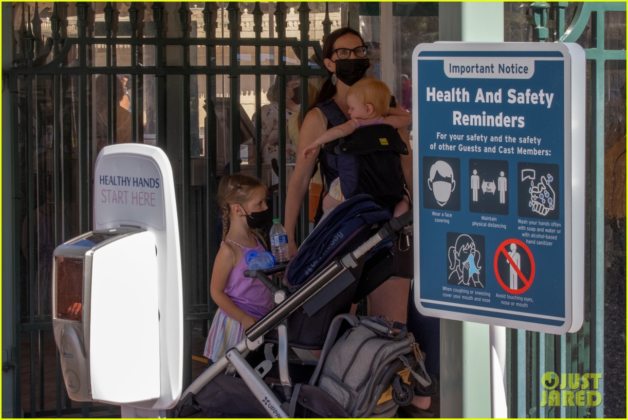 Disneyland & Walt Disney World To Require Masks Indoors Again As COVID