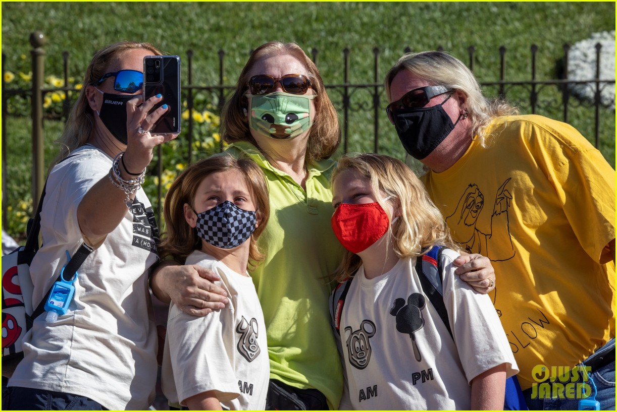 Disneyland & Walt Disney World To Require Masks Indoors Again As COVID
