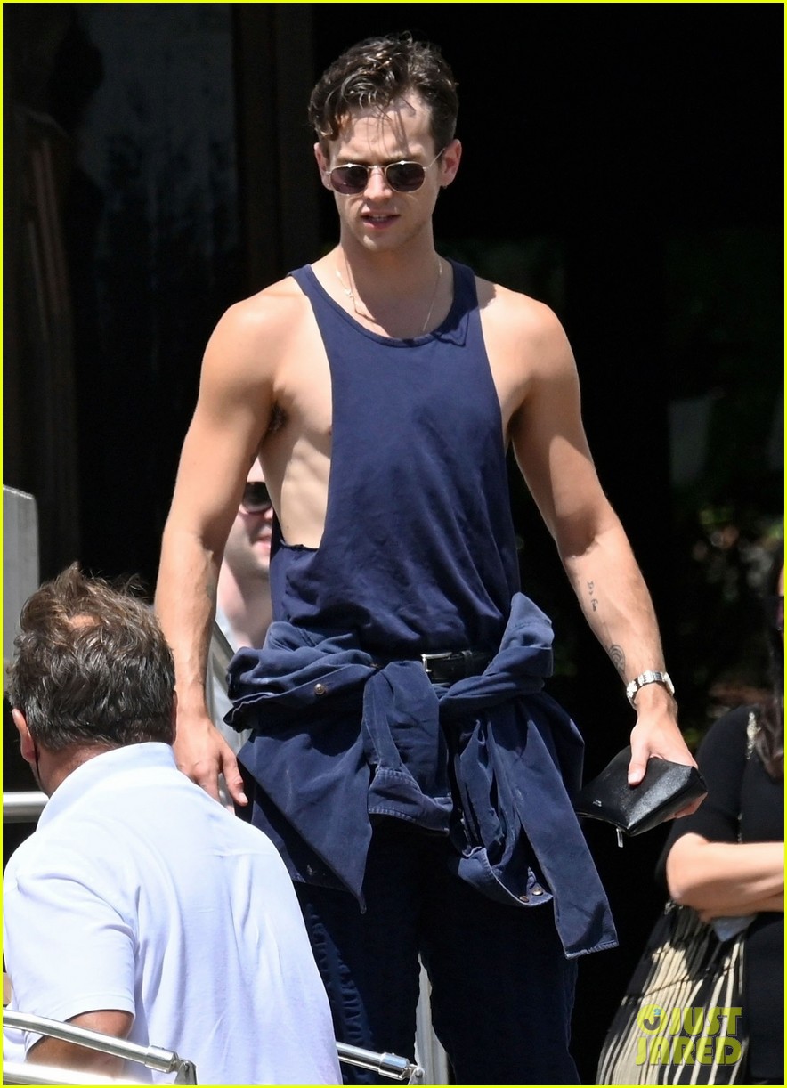 brandon flynn shows off his fit physique during day out in venice 08