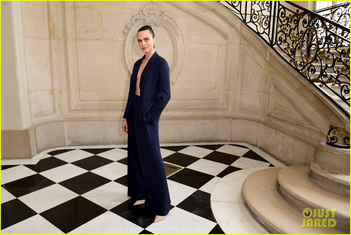 jennifer lawrence florence pugh sit front row at christian dior fashion show 06