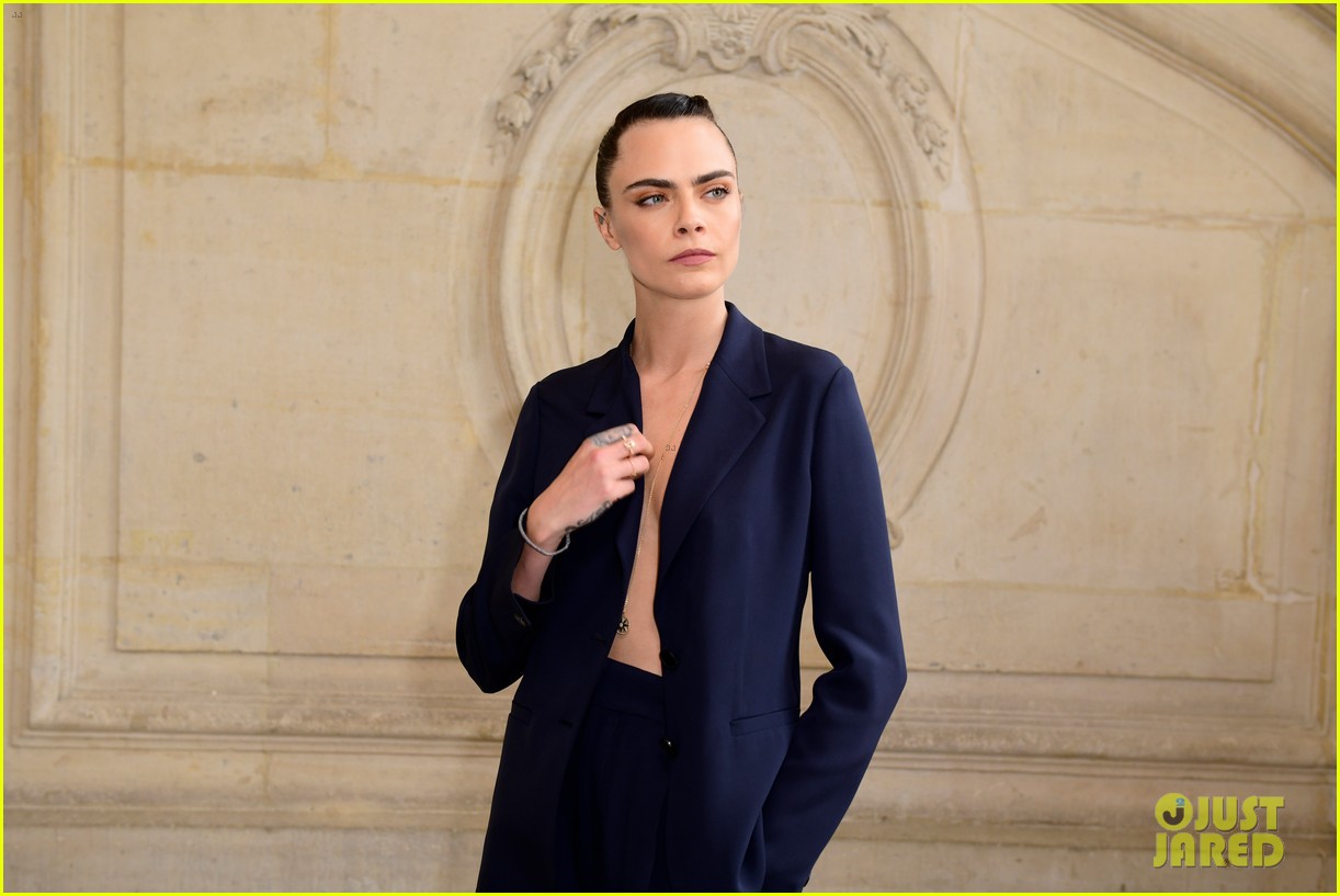 jennifer lawrence florence pugh sit front row at christian dior fashion show 08