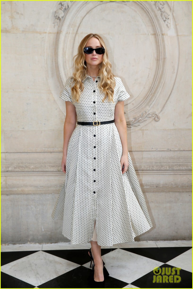 jennifer lawrence florence pugh sit front row at christian dior fashion show 15