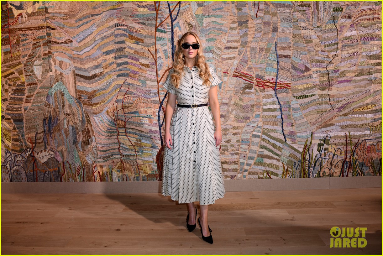 jennifer lawrence florence pugh sit front row at christian dior fashion show 17