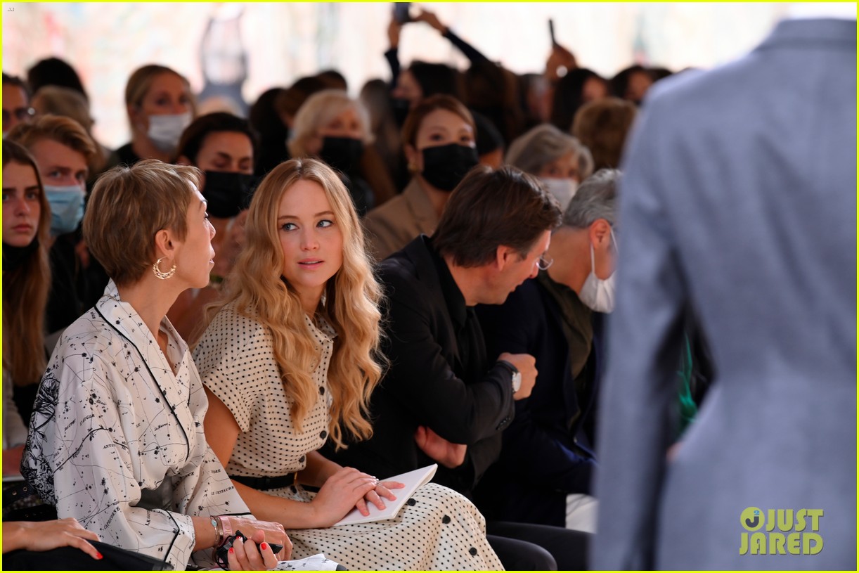 jennifer lawrence florence pugh sit front row at christian dior fashion show 18