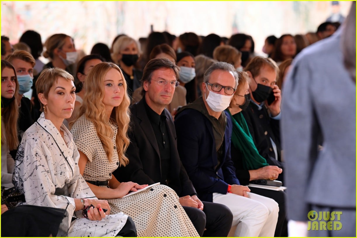 jennifer lawrence florence pugh sit front row at christian dior fashion show 20