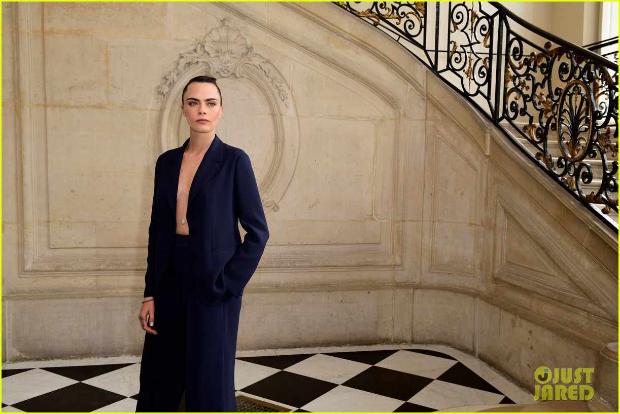 jennifer lawrence florence pugh sit front row at christian dior fashion show 23