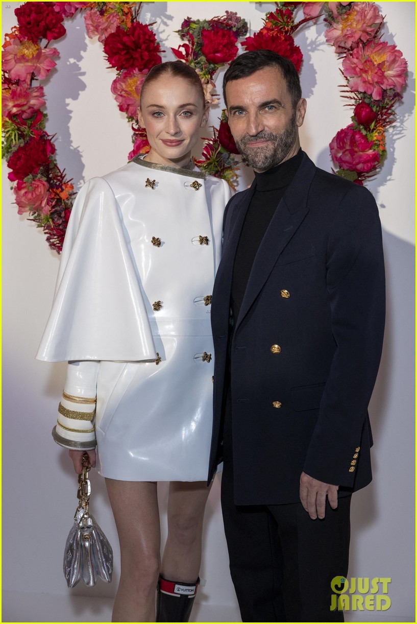 joe jonas sophie turner attend louis vuitton foundation event in paris 27